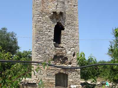 ...ci imbattiamo nella nostra prima meta, la diroccata Torre di Zappino, cos� chiamata per la sua vicinanza al complesso predetto. Eretta con funzione di vigilanza militare tra IX e X secolo, con la sua porticina lignea e la grande monofora che si apre tra i due piani mantiene un fascino quasi fiabesco (Foto di Giuseppe Maldera)